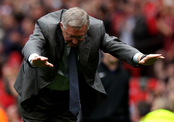 MANCHESTER, ENGLAND - MAY 08: Manchester United Manager Sir Alex Ferguson takes a bow at the end of the Barclays Premier League match between Manchester United and Chelsea at Old Trafford on May 8, 2011 in Manchester, England. (Photo by Alex Livesey/Getty Images)